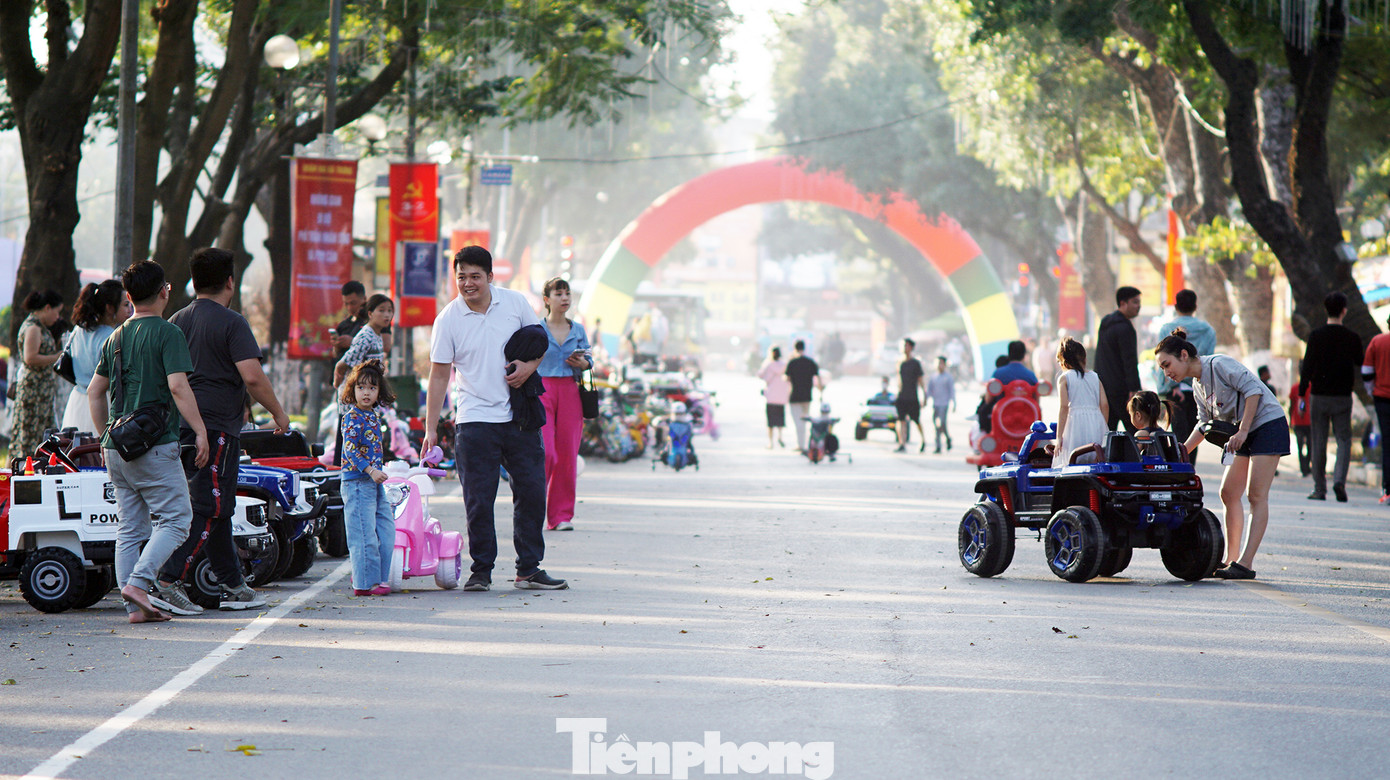 Không gian phố đi bộ Trần Nhân Tông và khu vực phụ cận bắt đầu đi vào hoạt động từ tối 31/12, đúng vào dịp Tết Dương lịch tạo thêm điểm vui chơi cho người dân vào dịp cuối tuần.