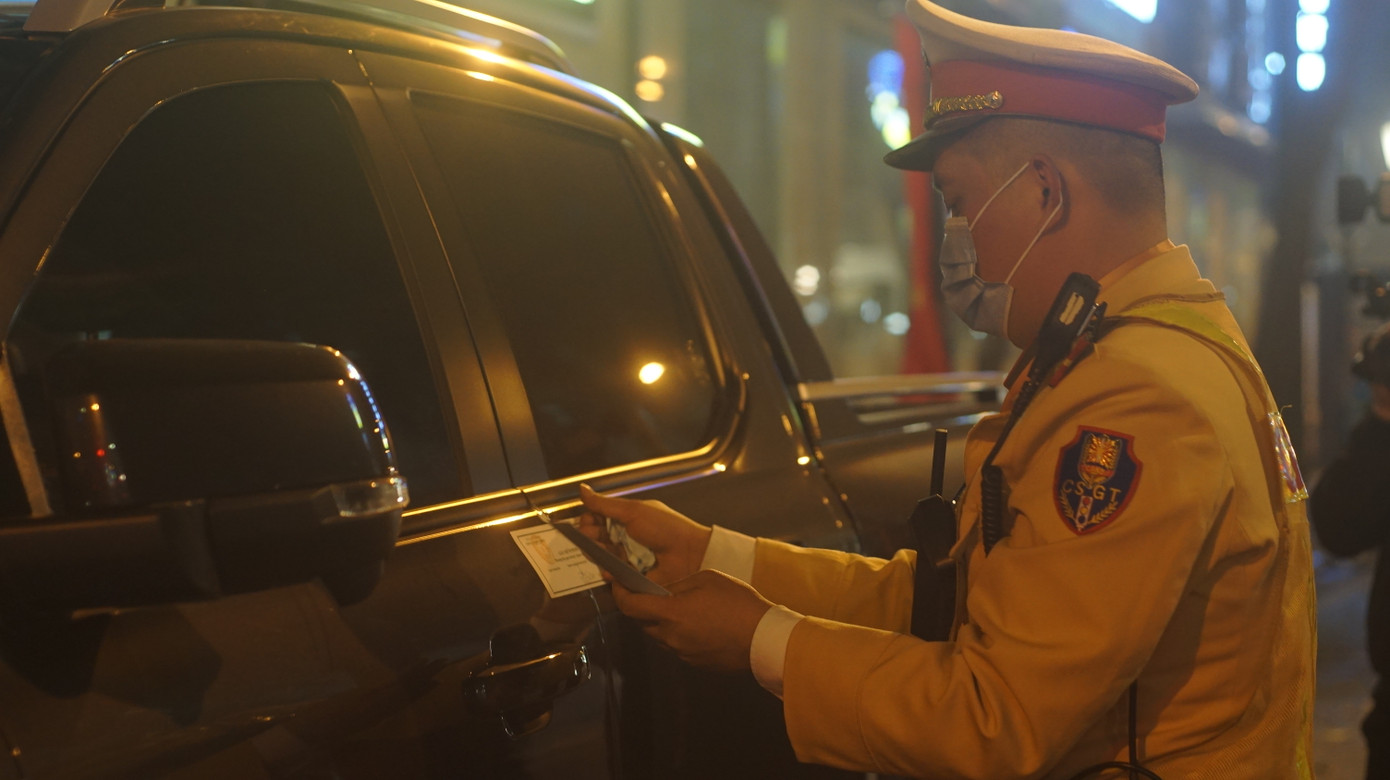 Xe ô tô bị niêm phong tạm giữ. Xe ô tô bị niêm phong tạm giữ.