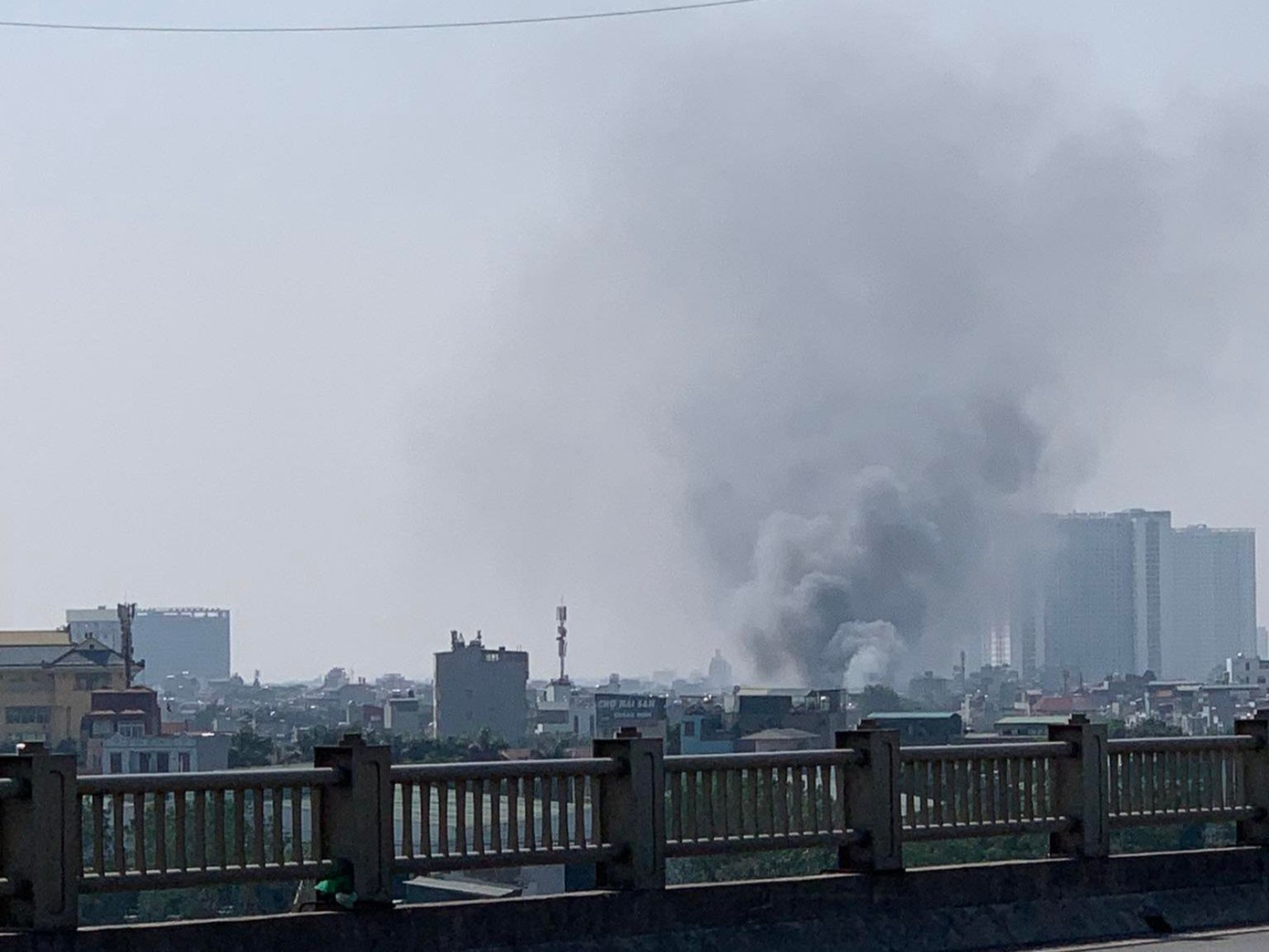 Khói đen bốc lên cuồn cuộn tại khu kho xưởng.