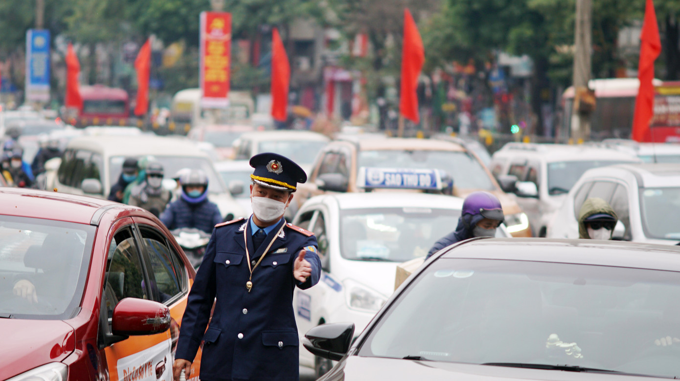 Cán bộ Thanh tra giao thông hướng dẫn các phương tiện di chuyển tránh xung đột, ùn tắc. Ảnh: Thanh Hà Cán bộ Thanh tra giao thông hướng dẫn các phương tiện di chuyển tránh xung đột, ùn tắc. Ảnh: Thanh Hà