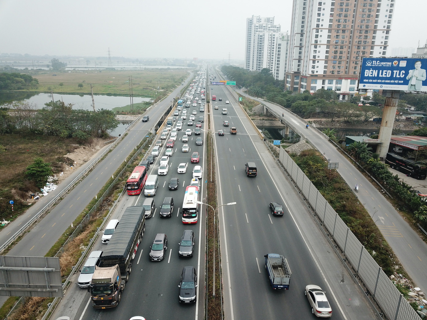 Cao tốc Pháp Vân - Cầu Giẽ ùn dài, các phương tiện xếp thành 4 hàng để di chuyển.