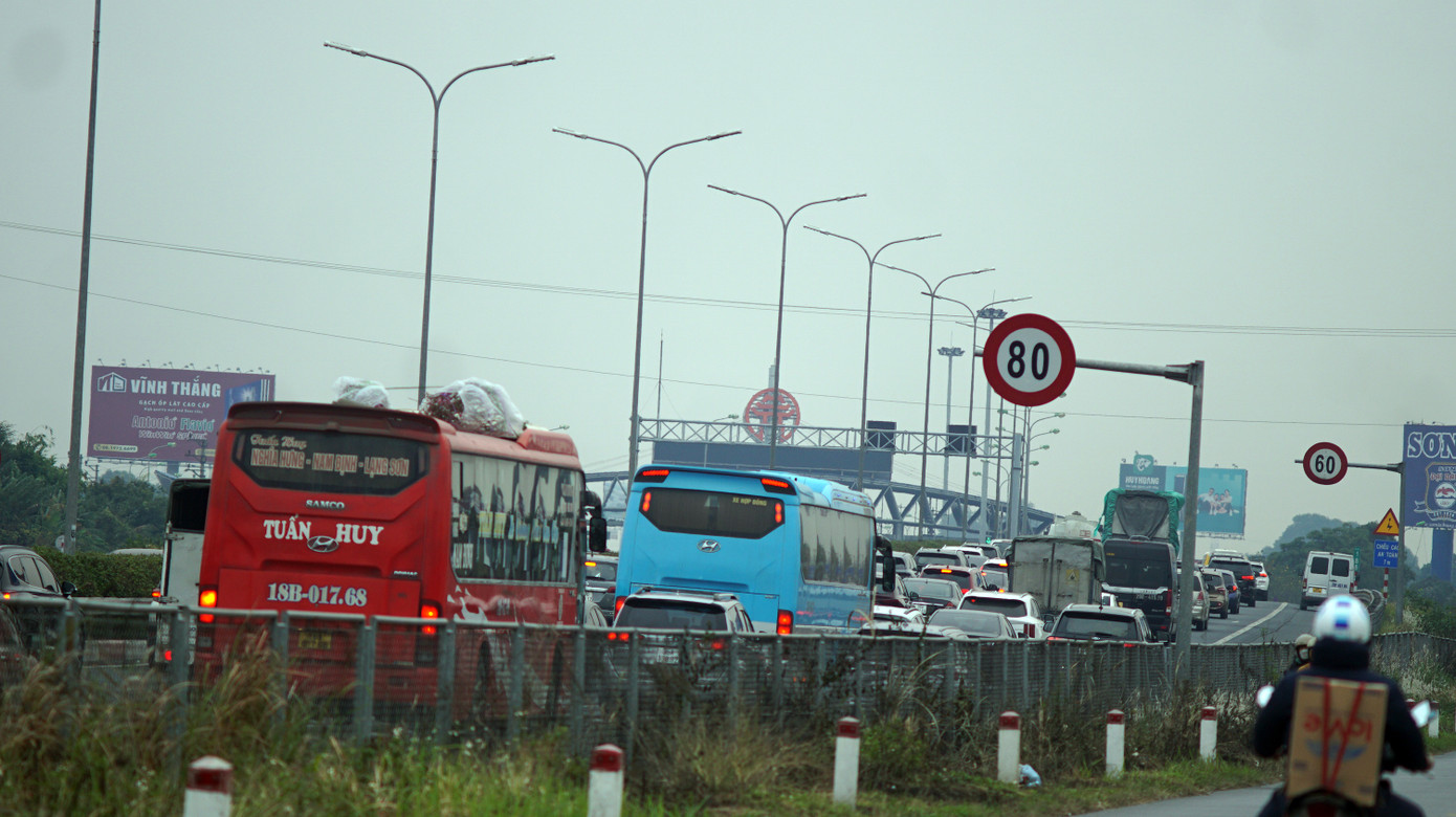 Không chỉ trong nội thành Hà Nội, trên tuyến cao tốc Pháp Vân - Cầu Giẽ lượng ô tô cũng rất đông. Đặc biệt, tại khu vực trạm thu phí ùn dài hơn 1km. Ảnh: Thanh Hà Không chỉ trong nội thành Hà Nội, trên tuyến cao tốc Pháp Vân - Cầu Giẽ lượng ô tô cũng rất đông. Đặc biệt, tại khu vực trạm thu phí ùn dài hơn 1km. Ảnh: Thanh Hà