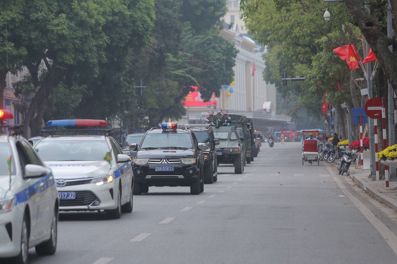 Xe ô tô CSGT dẫn đoàn, xe tiếp cận đoàn...