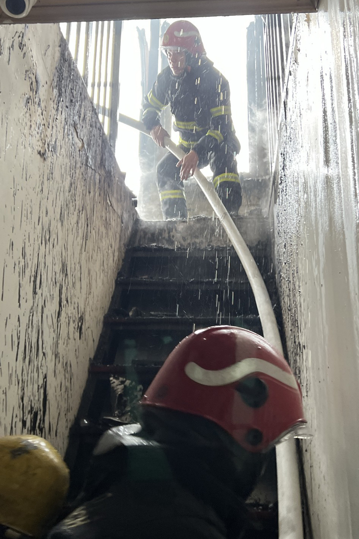 Lực lượng chữa cháy khẩn trương dập lửa. Lực lượng chữa cháy khẩn trương dập lửa.