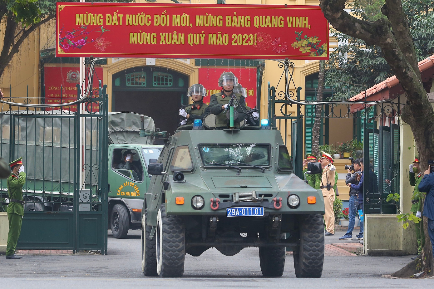 Xe Ram bọc thép diễu hành trên đường phố Thủ đô.