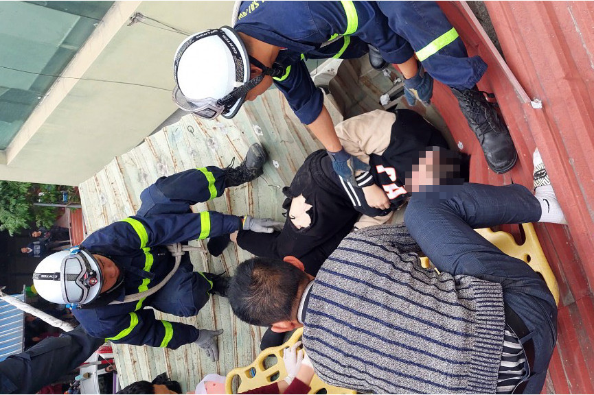 Lực lượng cứu hộ đưa nạn nhân xuống.
