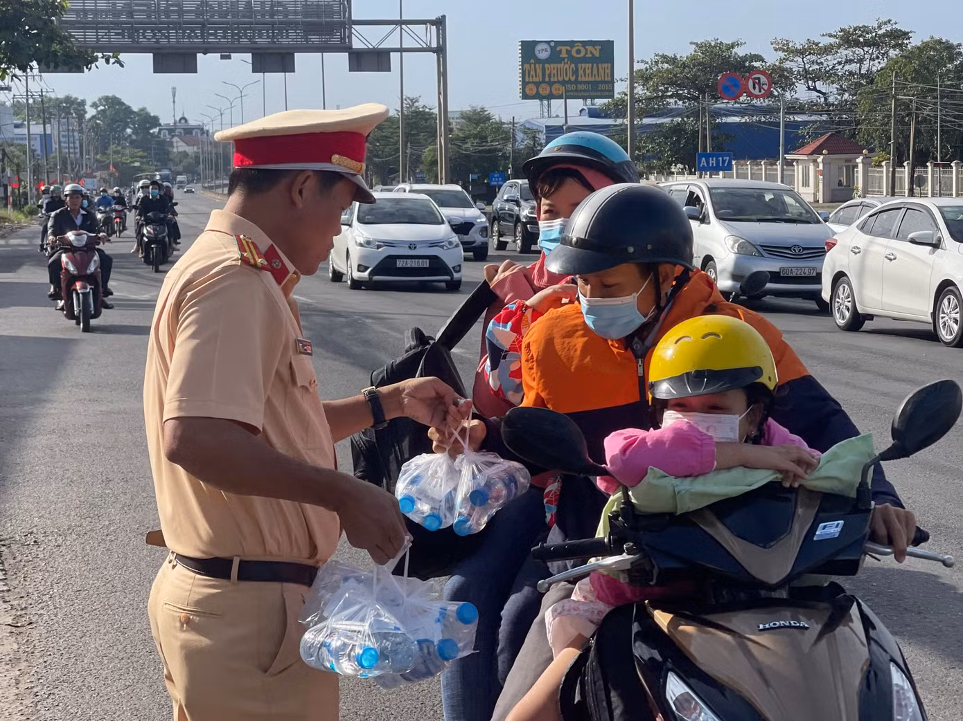 CSGT giúp đỡ người dân trên các tuyến đường.