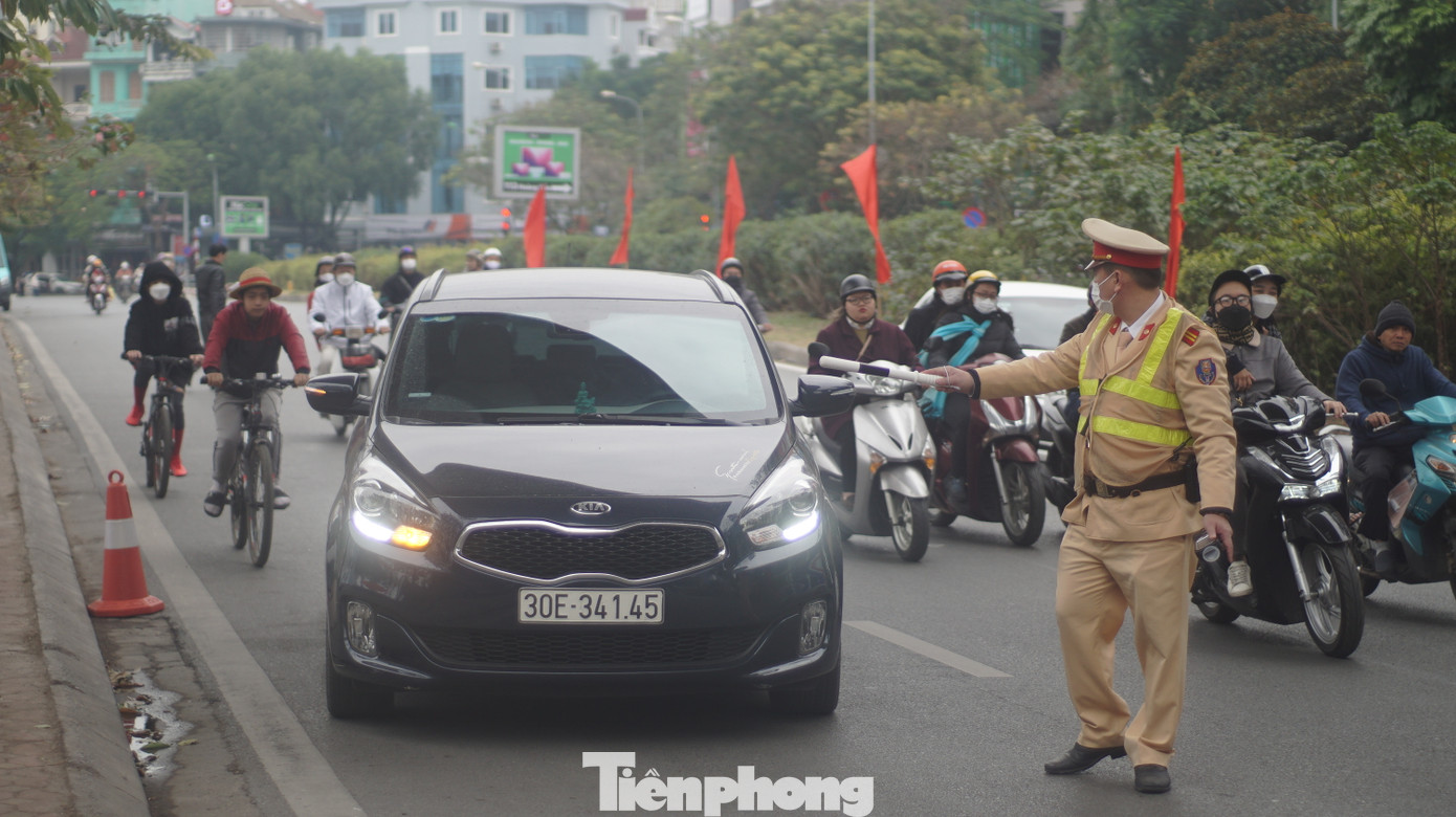 CSGT dừng kiểm tra nồng độ cồn tài xế. CSGT dừng kiểm tra nồng độ cồn tài xế.