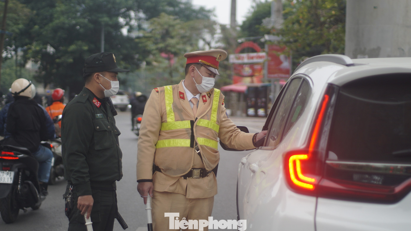 Tổ công tác dừng kiểm tra nồng độ cồn tài xế ô tô. Tổ công tác dừng kiểm tra nồng độ cồn tài xế ô tô.