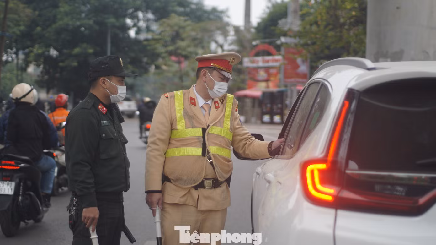 Tổ công tác dừng kiểm tra nồng độ cồn tài xế ô tô. Tổ công tác dừng kiểm tra nồng độ cồn tài xế ô tô.