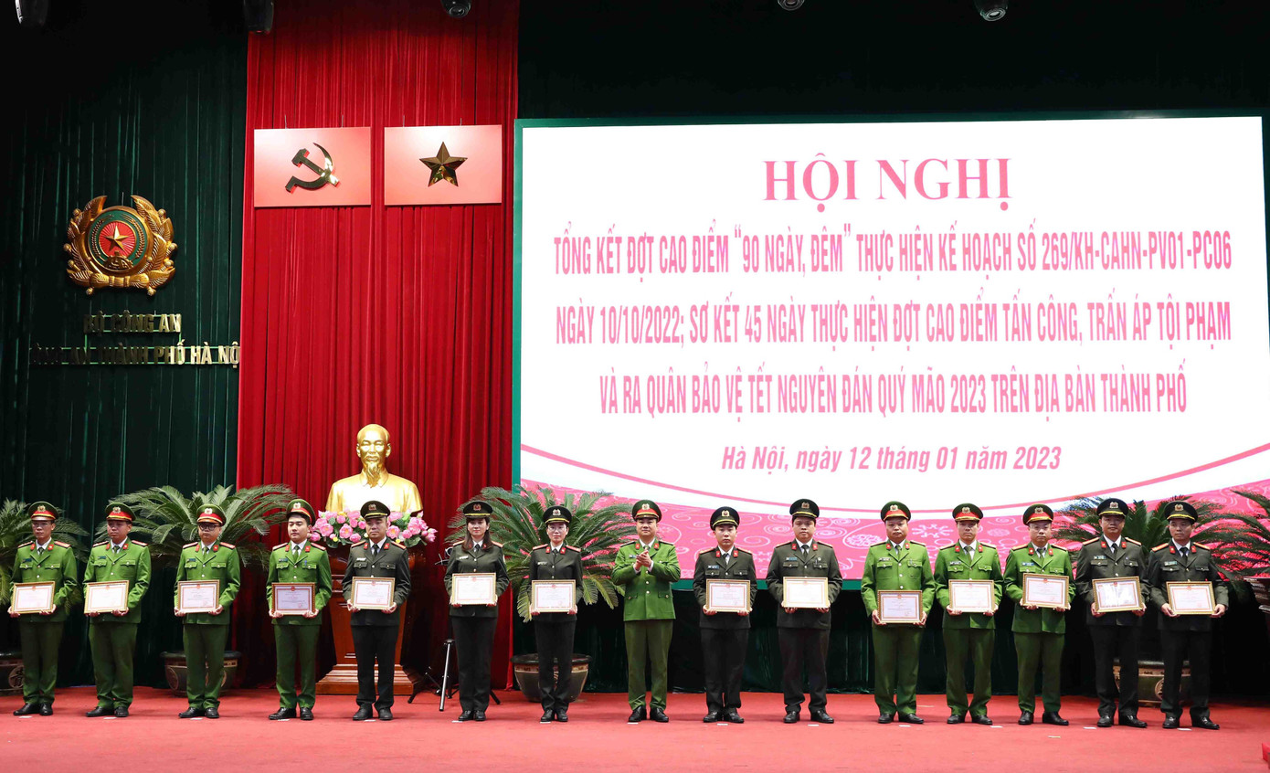 Lãnh đạo Công an TP Hà Nội trao khen thưởng cho tập thể, cá nhân tại Hội nghị.