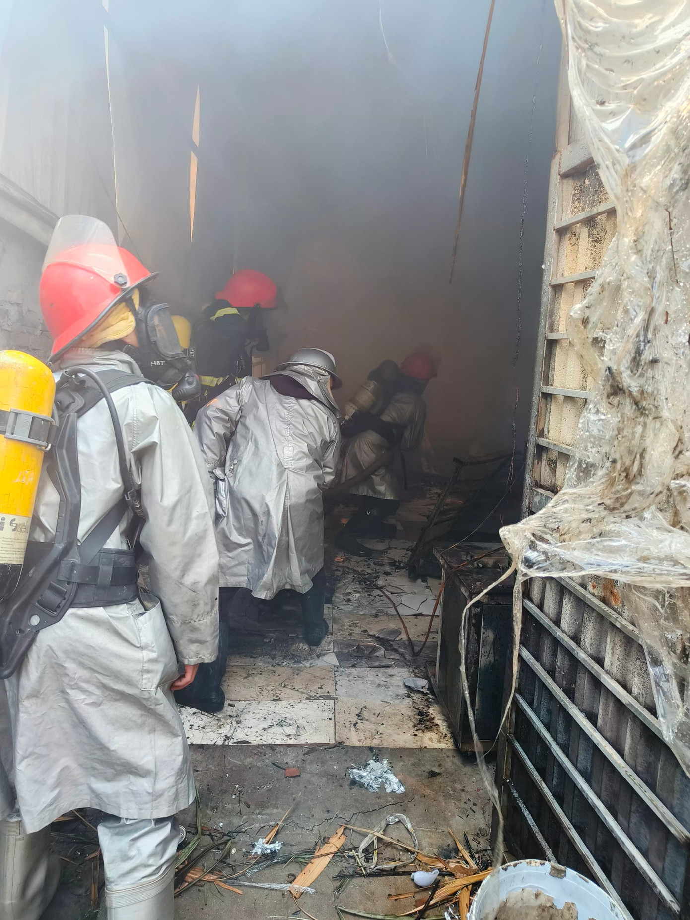 Khu vực kho xưởng chứa nhiều đồ dễ cháy.