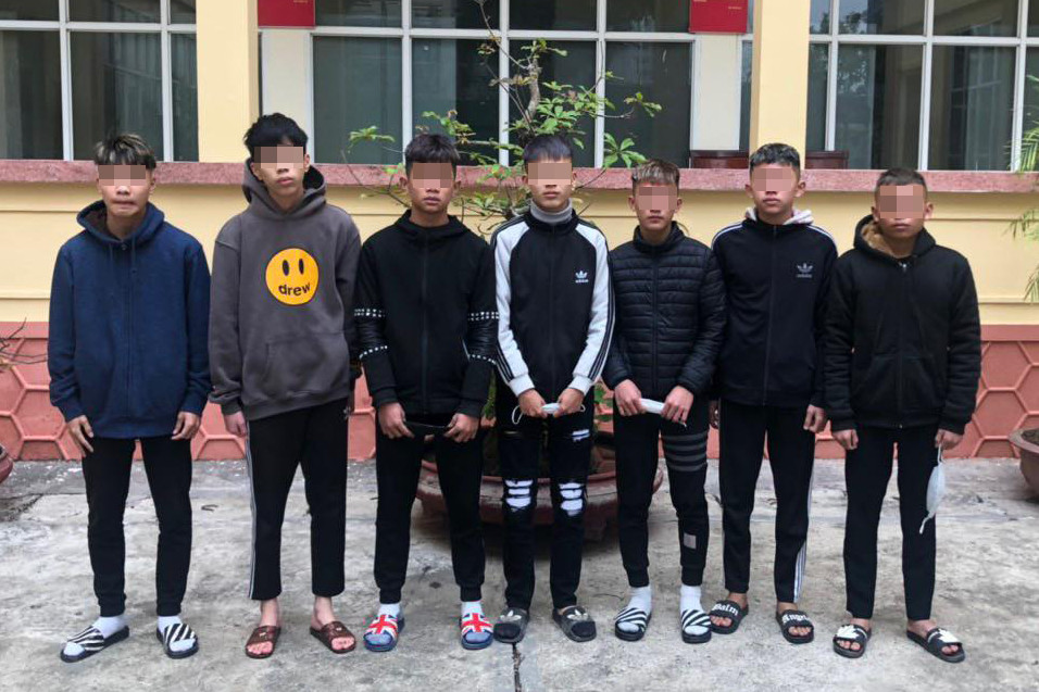 Nhóm học sinh vô cớ đánh người đi đường.