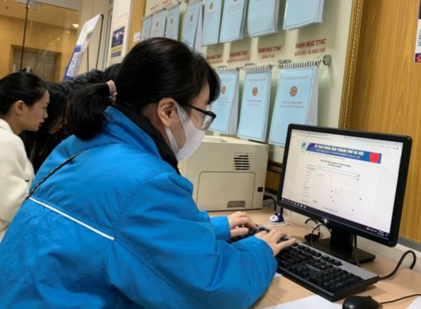 Người dân làm thủ tục hành chính trực tuyến.