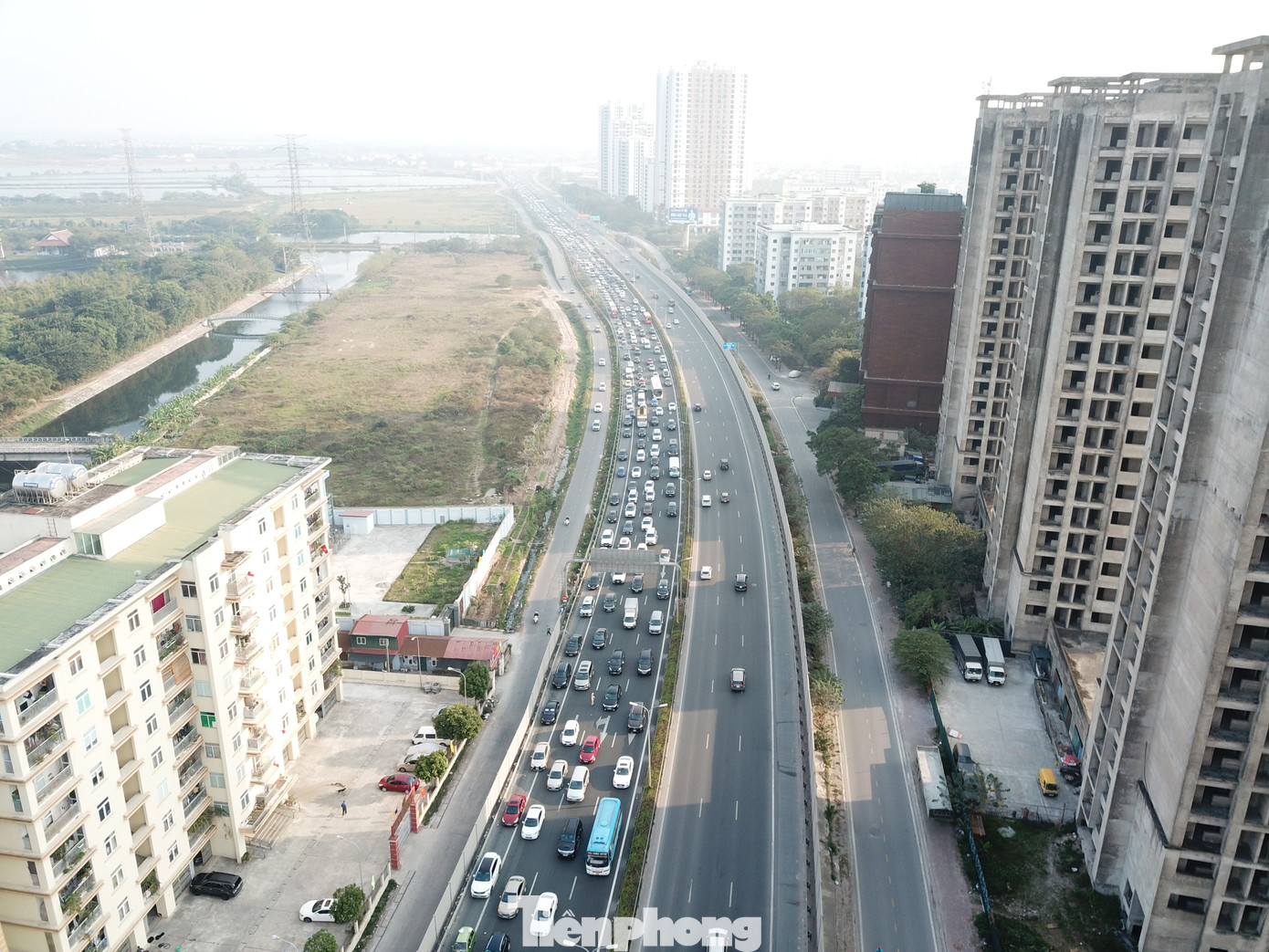 Dòng phương tiện ùn dài trên làn đường hướng vào trung tâm Hà Nội. Ở phía làn đường ngược lại thông thoáng.