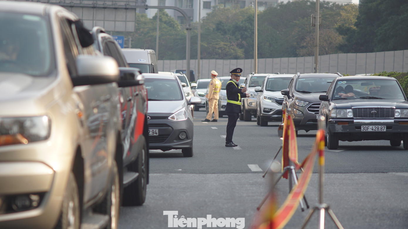 Lực lượng chức năng đặt hàng rào phân luồng các phương tiện tránh xung đột dẫn đến ùn tắc.