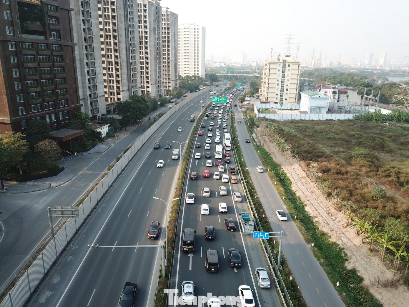 Ô tô xếp thành 4 hàng trên cao tốc Pháp Vân - Cầu Giẽ.