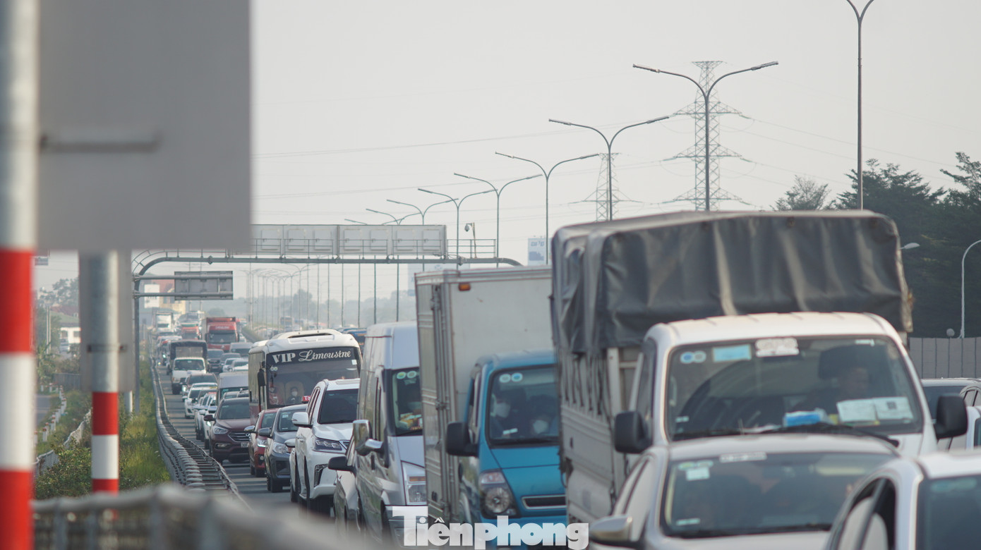 Phương tiện xếp hàng dài và di chuyển rất chậm.