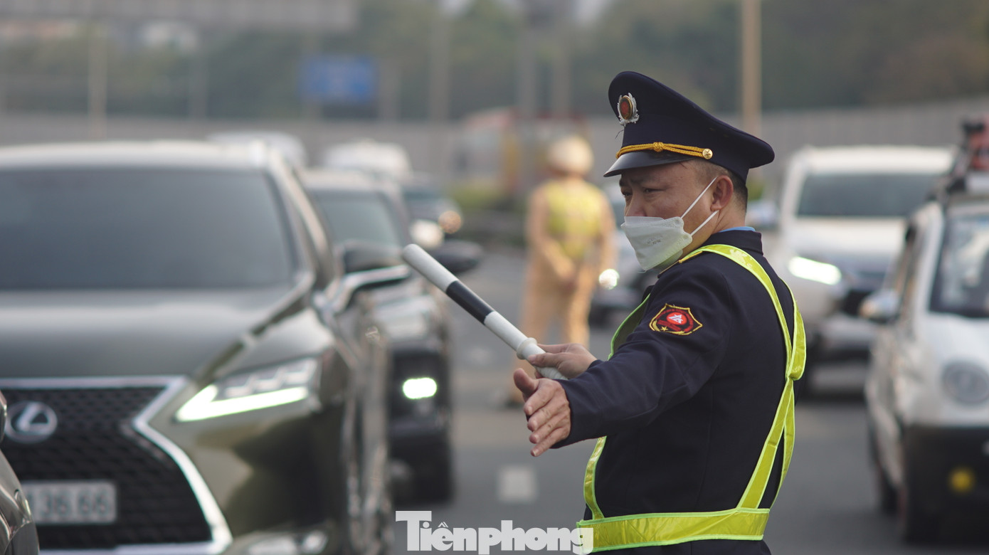 Lực lượng Thanh tra giao thông cũng có mặt từ sớm để phối hợp với CSGT phân luồng.