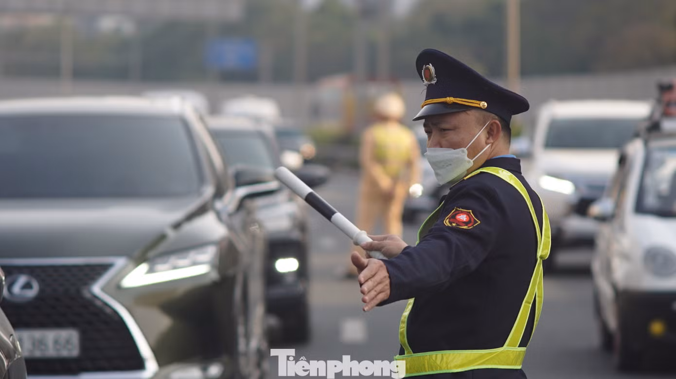 Lực lượng Thanh tra giao thông cũng có mặt từ sớm để phối hợp với CSGT phân luồng.