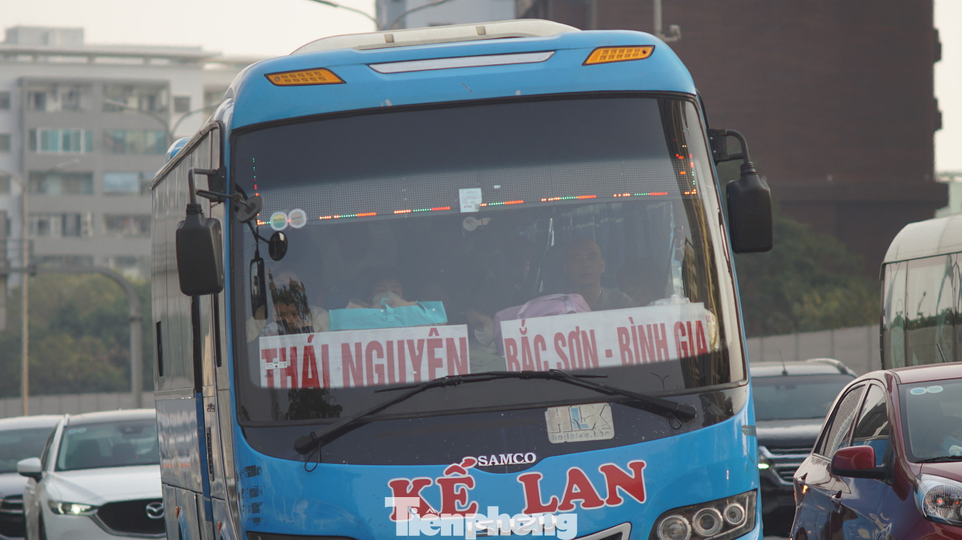 Các chuyến xe khách đông người từ quê lên.