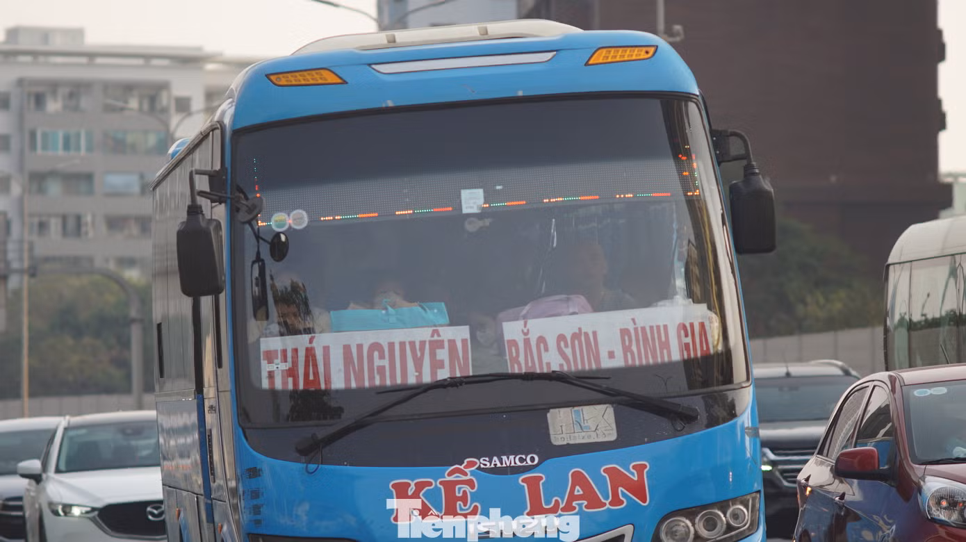 Các chuyến xe khách đông người từ quê lên.