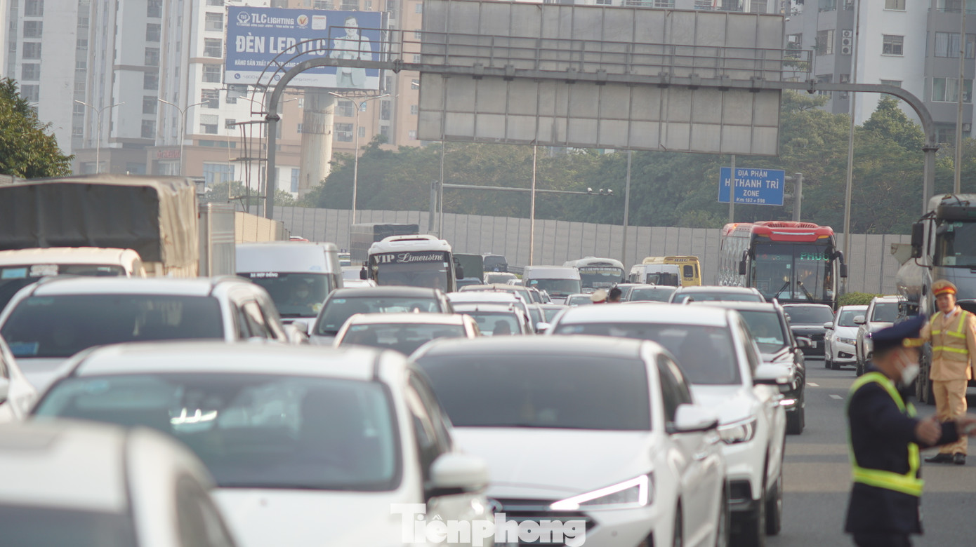 Các phương tiện di chuyển rất chậm qua nút giao đường Vành đai 3 trên cao.