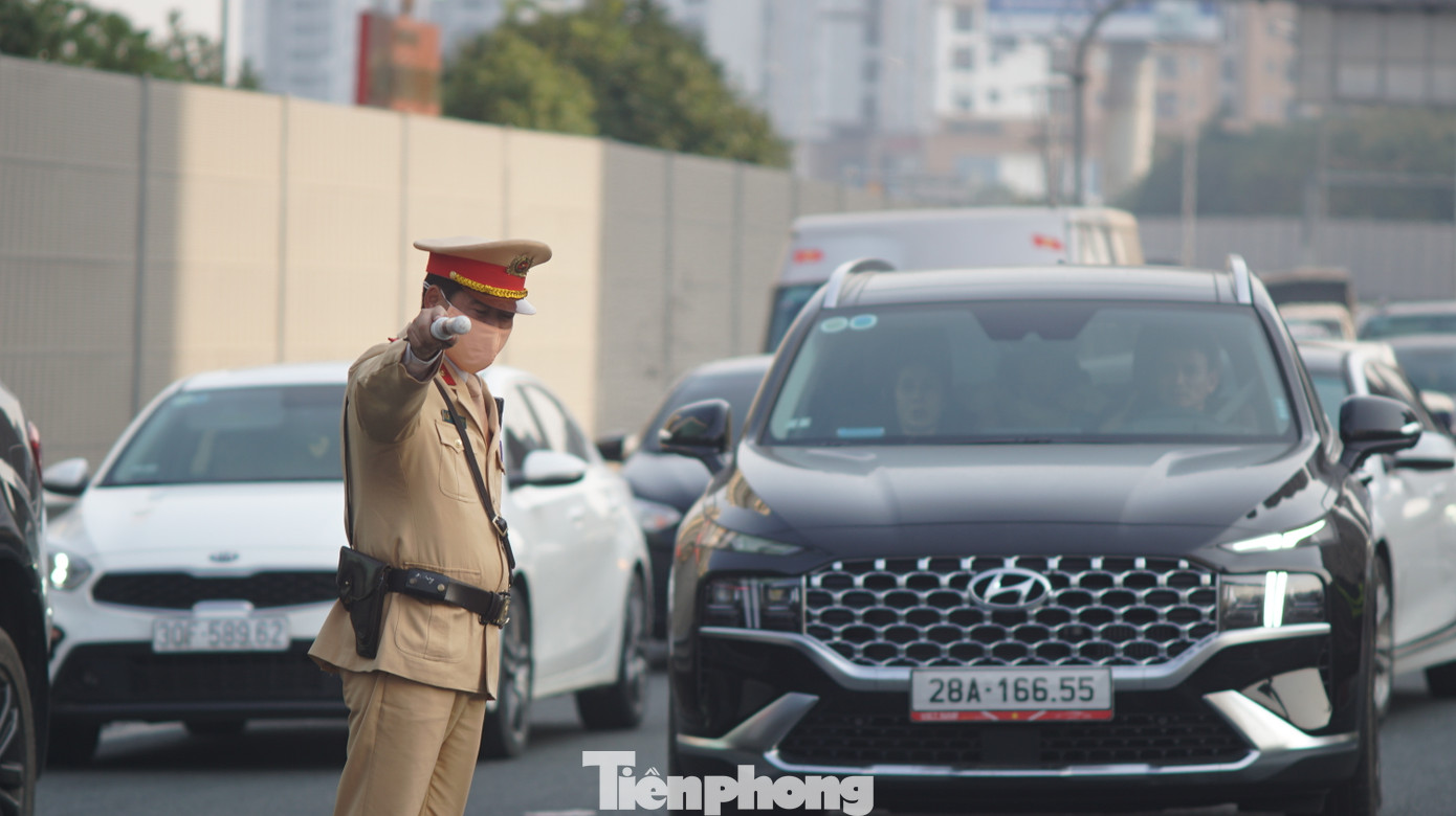 Các phương tiện được lực lượng CSGT chỉ dẫn đi theo làn.