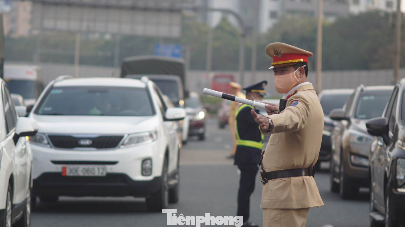 Theo một cán bộ Đội tuần tra kiểm soát giao thông đường bộ cao tốc số 3, Cục Cảnh sát giao thông, đơn vị đã cử cán bộ chiến sĩ ra các nút giao ứng trực phân luồng giao thông trên tuyến từ sớm tránh ùn tắc.