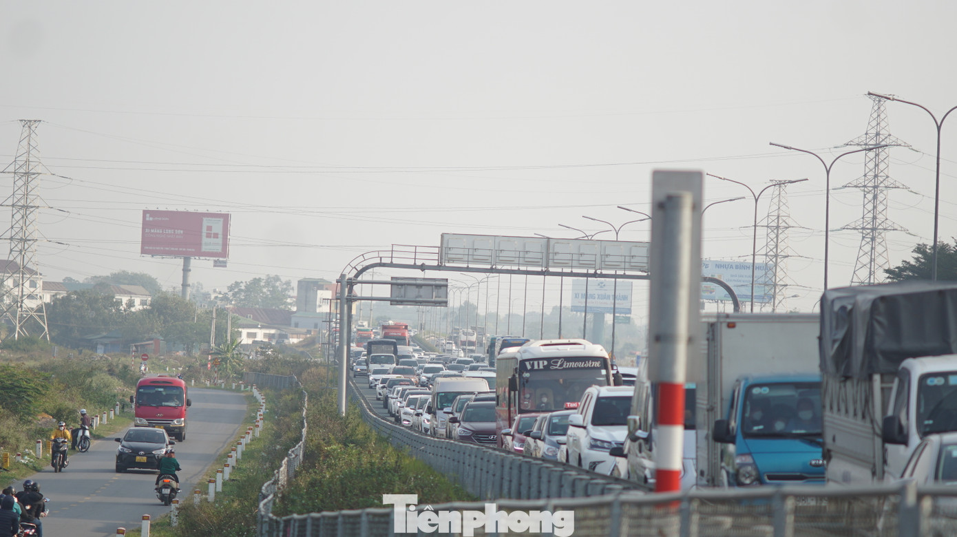 Theo ghi nhận của phóng viên, từ khoảng 14h cùng ngày, lưu lượng phương tiện từ các tỉnh về Hà Nội qua cao tốc Pháp Vân - Cầu Giẽ tăng cao. Đặc biệt, tại lối ra cao tốc đoạn giao cắt đường Vành đai 3 trên cao.