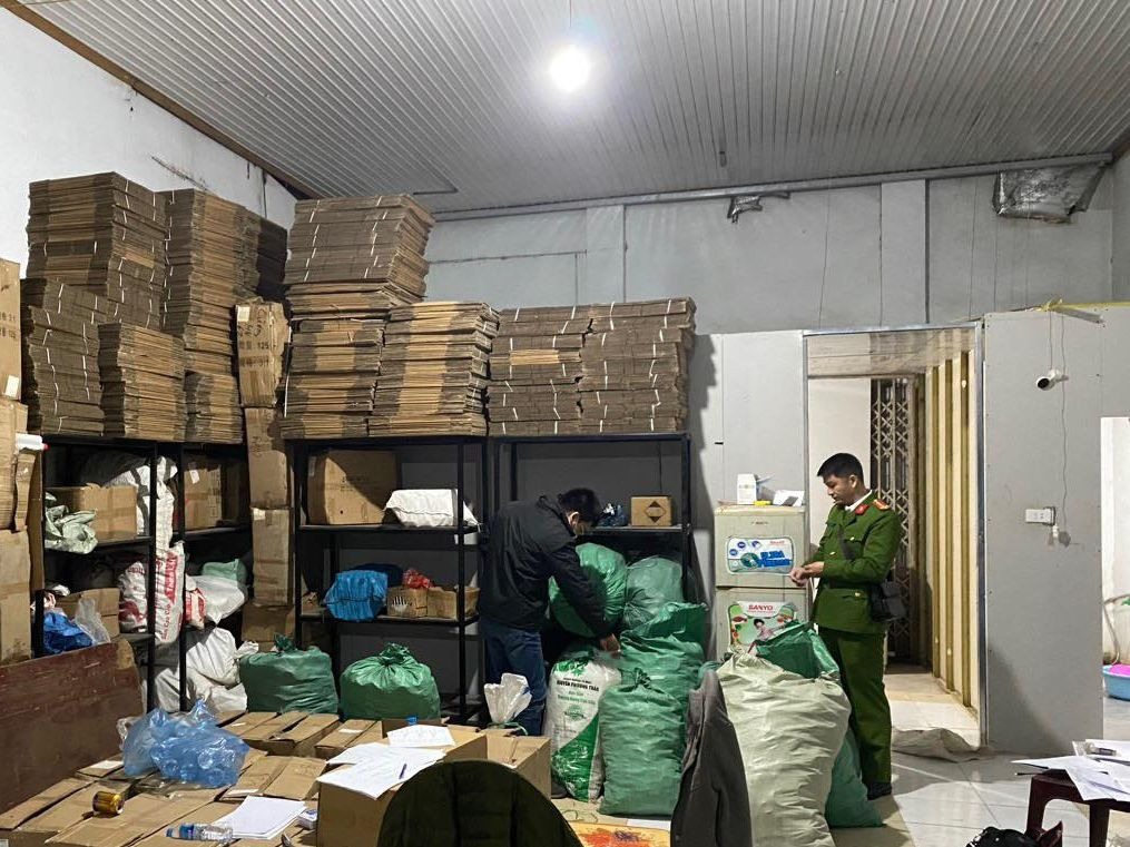 Lực lượng chức năng khám xét kho của công ty.