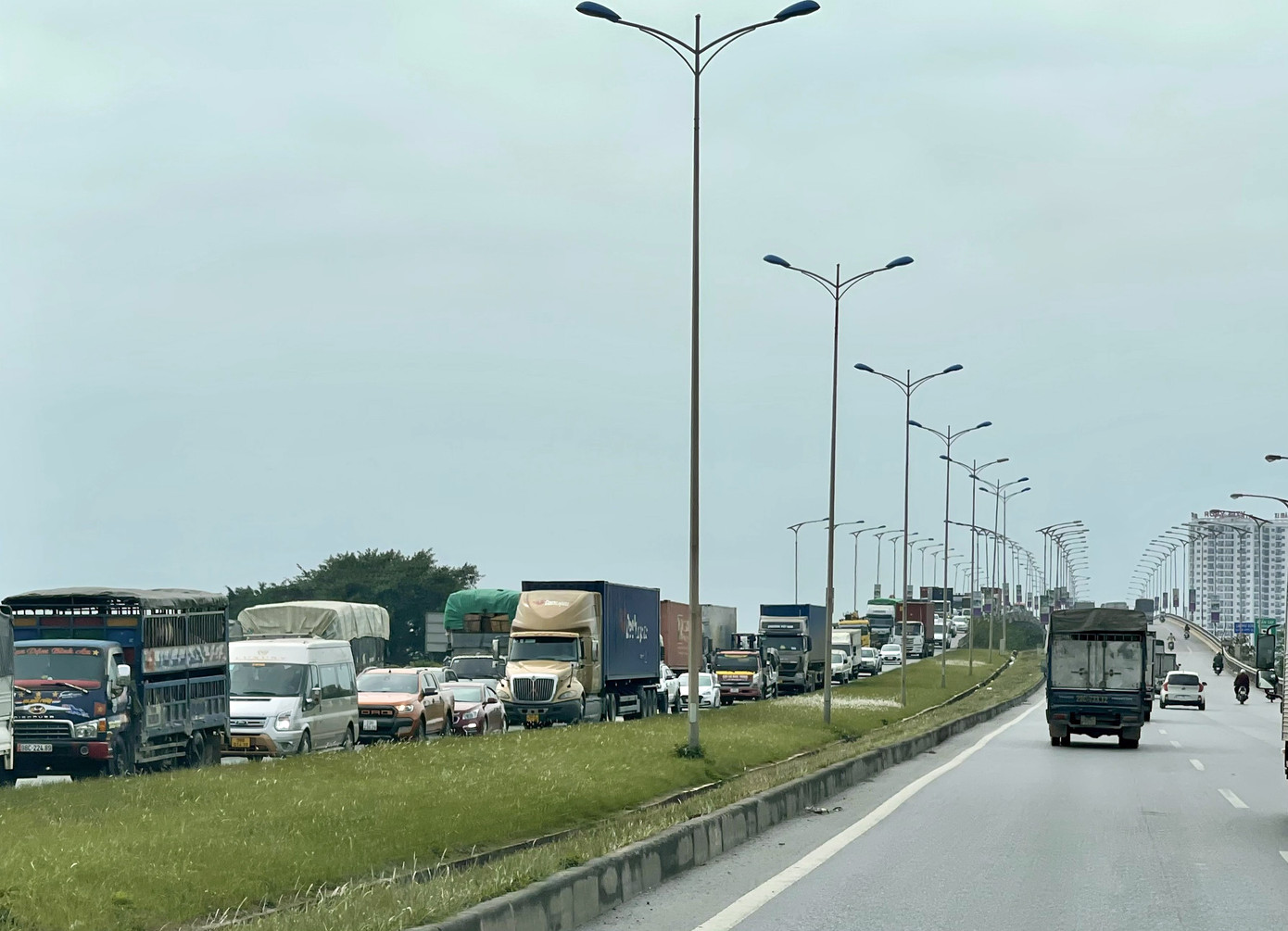 Khu vực cầu Phù Đổng hướng Hà Nội đi Bắc Giang cùng ùn dài. Ảnh: Như Ý Khu vực cầu Phù Đổng hướng Hà Nội đi Bắc Giang cùng ùn dài. Ảnh: Như Ý