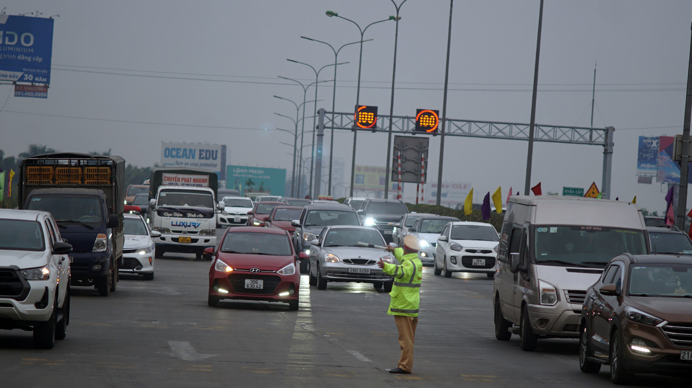 Lực lượng CSGT thuộc Cục CSGT có mặt phân làn trước trạm thu phí. Ảnh: Thanh Hà Lực lượng CSGT thuộc Cục CSGT có mặt phân làn trước trạm thu phí. Ảnh: Thanh Hà