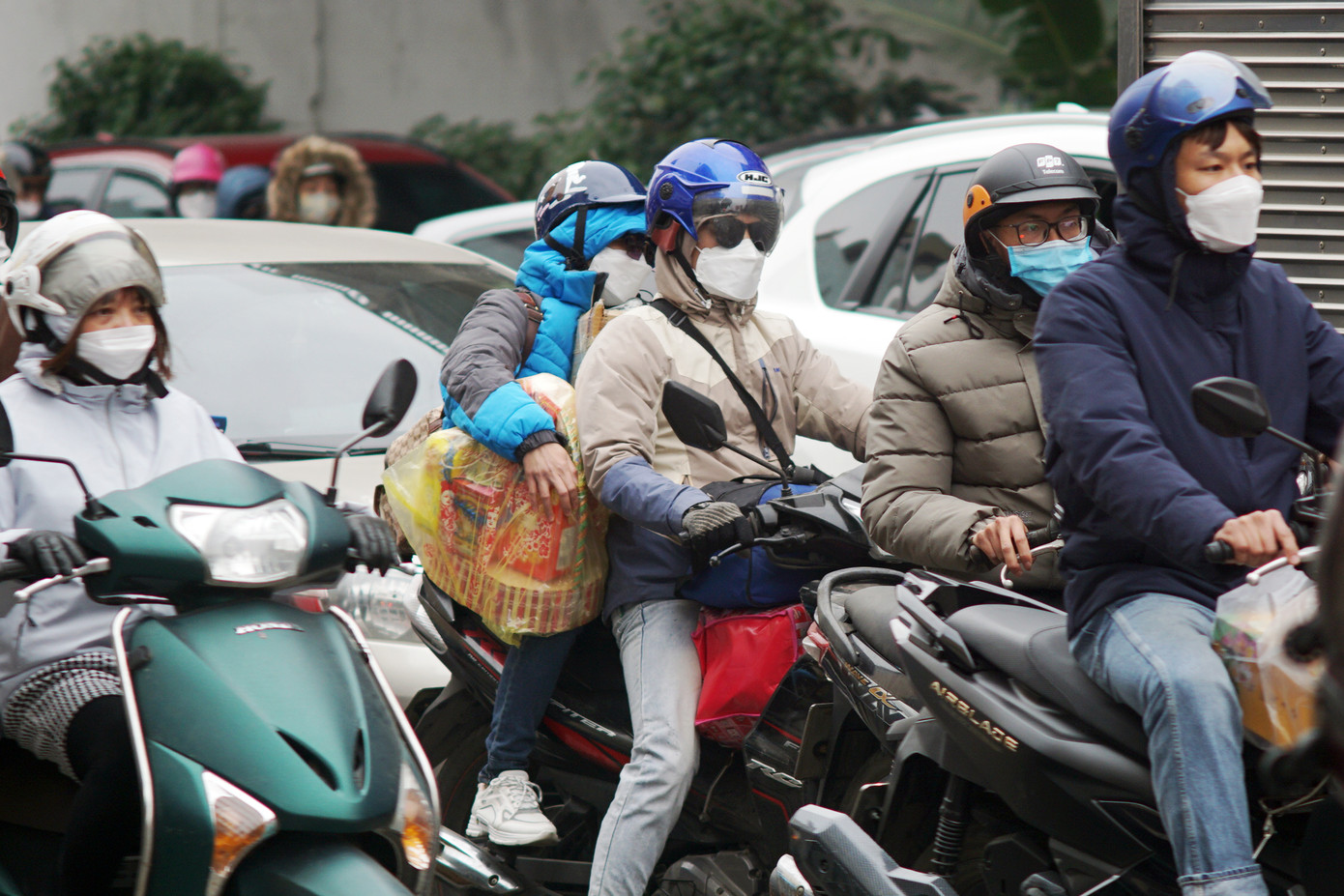 Theo thiếu tá Phạm Minh Quân - Đội CSGT số 14 (Phòng CSGT Hà Nội) cho biết, chiều 19/1, lưu lượng phương tiện di chuyển qua cửa ngõ phía Nam rất lớn. "Ngay từ sáng sớm, Đội CSGT số 14 huy động 100% cán bộ chiến sĩ phối hợp với Cảnh sát trật tự, Thanh tra giao thông triển khai lực lượng tại các chốt trọng điểm và tuần tra phân luồng, kịp thời xử lý phát sinh xảy ra về giao thông" - thiếu tá Quân nói. Ảnh: Thanh Hà Theo thiếu tá Phạm Minh Quân - Đội CSGT số 14 (Phòng CSGT Hà Nội) cho biết, chiều 19/1, lưu lượng phương tiện di chuyển qua cửa ngõ phía Nam rất lớn. "Ngay từ sáng sớm, Đội CSGT số 14 huy động 100% cán bộ chiến sĩ phối hợp với Cảnh sát trật tự, Thanh tra giao thông triển khai lực lượng tại các chốt trọng điểm và tuần tra phân luồng, kịp thời xử lý phát sinh xảy ra về giao thông" - thiếu tá Quân nói. Ảnh: Thanh Hà