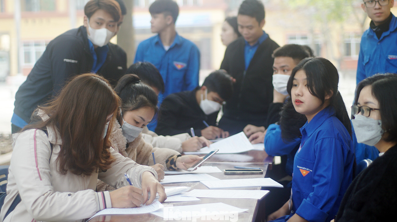 Các bàn hỗ trợ ghi thông tin luôn chật kín đoàn viên đăng ký.