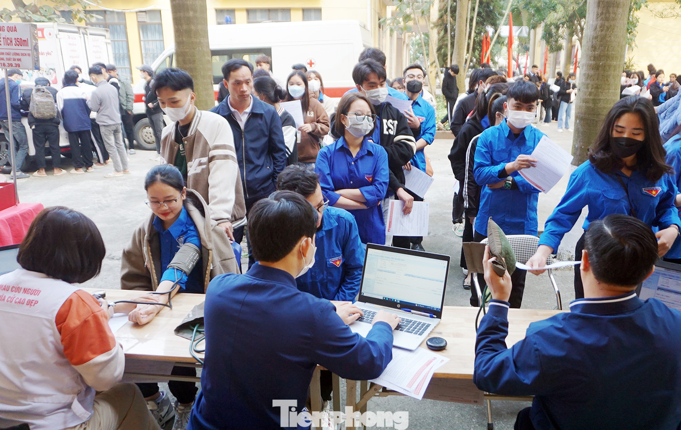 Trước khi hiến máu các đoàn viên được kiểm tra sức khỏe.