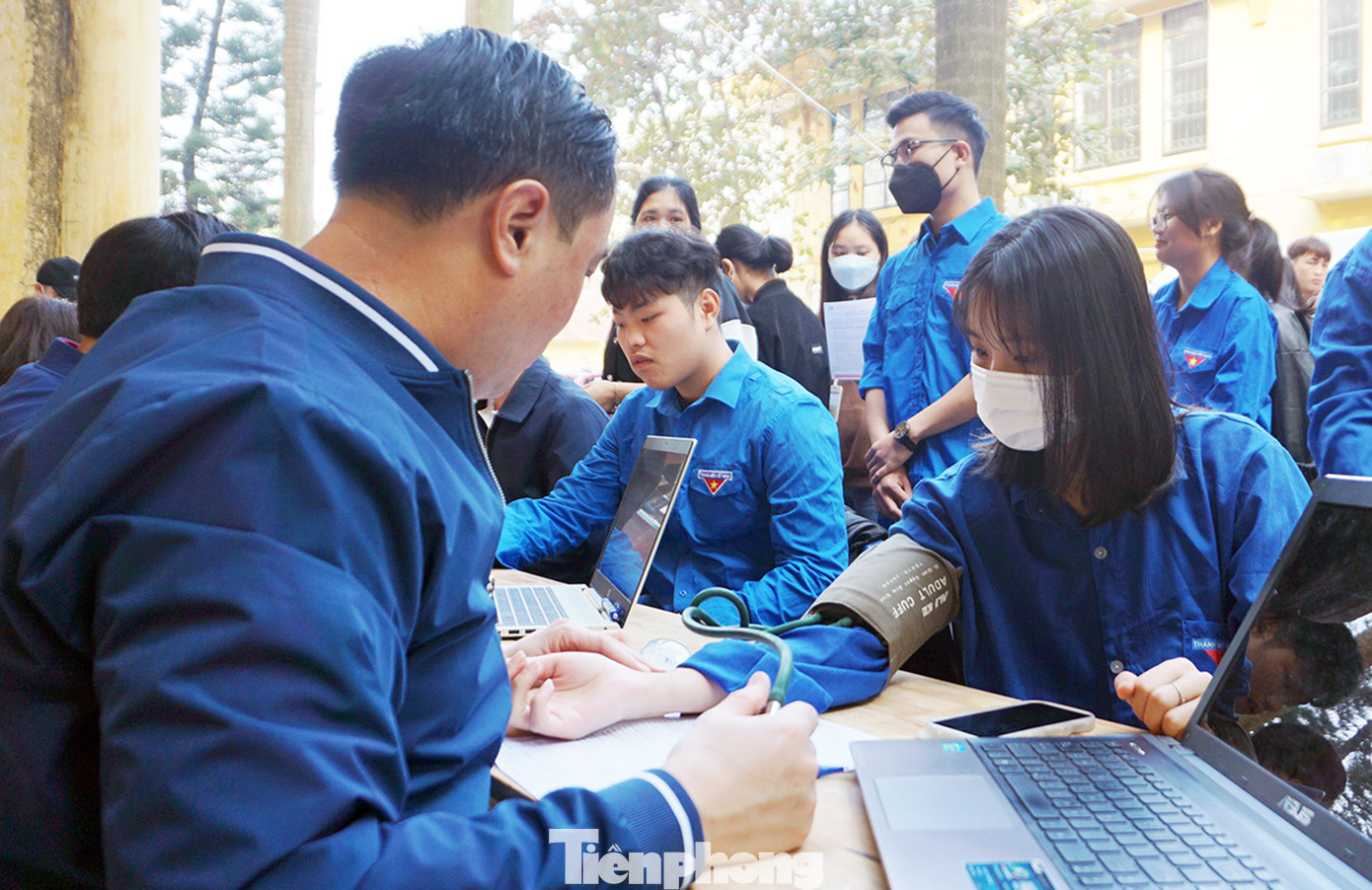 Đông đảo đoàn viên thanh niên tham gia hiến máu.
