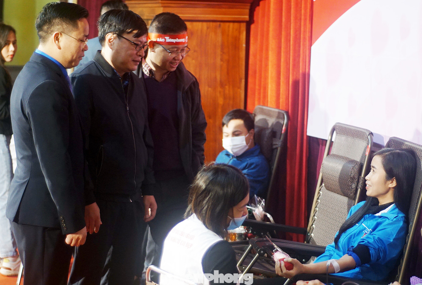 Đại diện các đơn vị thăm hỏi, tặng hoa cho những người tham gia hiến máu.