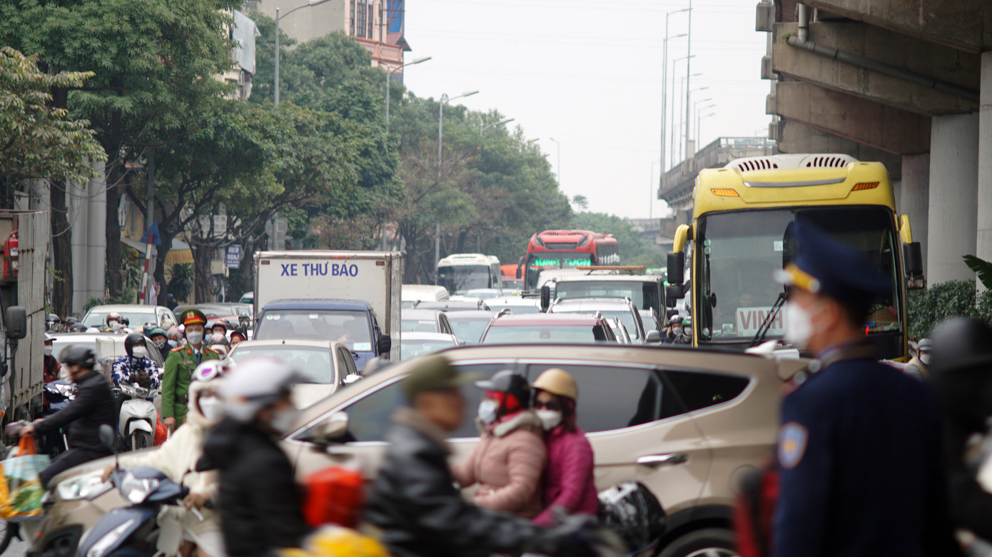 Thiếu tá Quân cho biết thêm, ngoài việc phân luồng giao thông, các tổ công tác Đội CSGT số 14 sẽ xử lý nghiêm tình trạng xe khách dừng đỗ, đón trả khách không đúng nơi quy định. "Từ chiều nay đến sáng mai dự báo lượng phương tiện tăng cao, do đó, người tham gia giao thông đi qua các điểm ùn tắc tuyệt đối tuân thủ sự chỉ dẫn của lực lượng chức năng" - thiếu tá Quân khuyến cáo. Ảnh: Thanh Hà Thiếu tá Quân cho biết thêm, ngoài việc phân luồng giao thông, các tổ công tác Đội CSGT số 14 sẽ xử lý nghiêm tình trạng xe khách dừng đỗ, đón trả khách không đúng nơi quy định. "Từ chiều nay đến sáng mai dự báo lượng phương tiện tăng cao, do đó, người tham gia giao thông đi qua các điểm ùn tắc tuyệt đối tuân thủ sự chỉ dẫn của lực lượng chức năng" - thiếu tá Quân khuyến cáo. Ảnh: Thanh Hà
