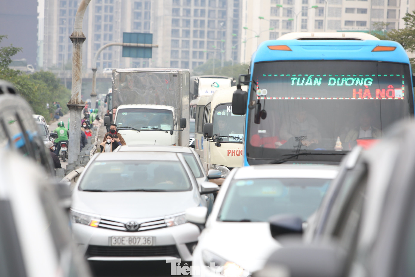 Tại khu vực địa phận quận Hoàng Mai rất đông phương tiện. Tại khu vực địa phận quận Hoàng Mai rất đông phương tiện.