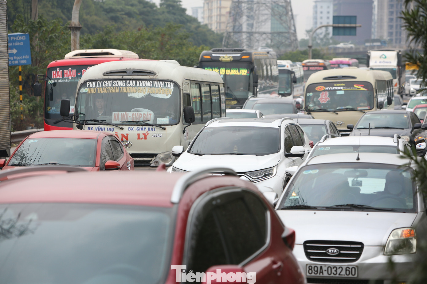 Ô tô xếp thành hàng dài. Ô tô xếp thành hàng dài.