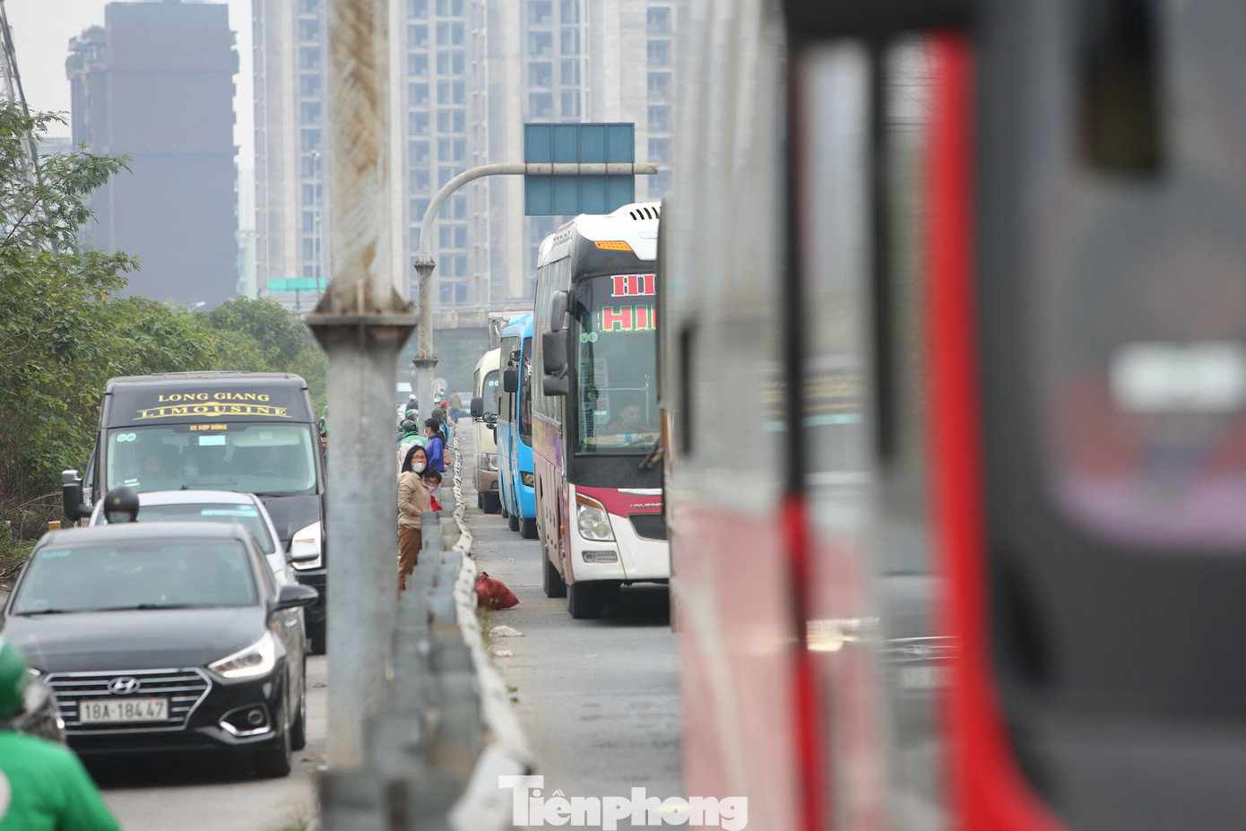 Nhiều người dân đứng đợi xe ôm ven đường. Nhiều người dân đứng đợi xe ôm ven đường.