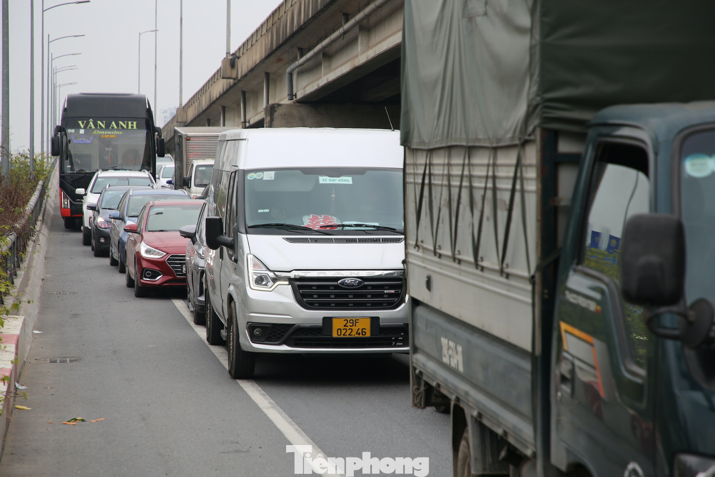 Lối ra khu vực đường Vành đai 3 trên cao di chuyển chậm. Lối ra khu vực đường Vành đai 3 trên cao di chuyển chậm.