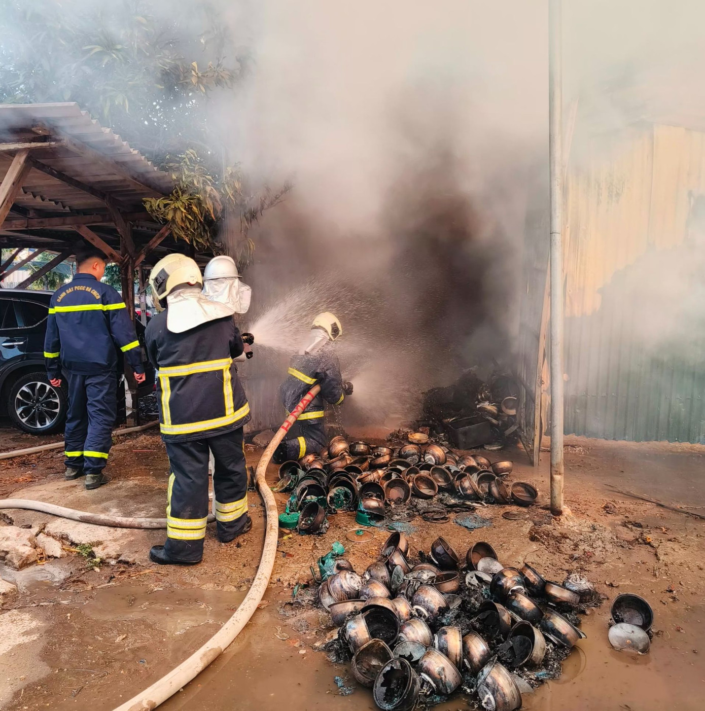 Lực lượng chữa cháy nỗ lực dập lửa.