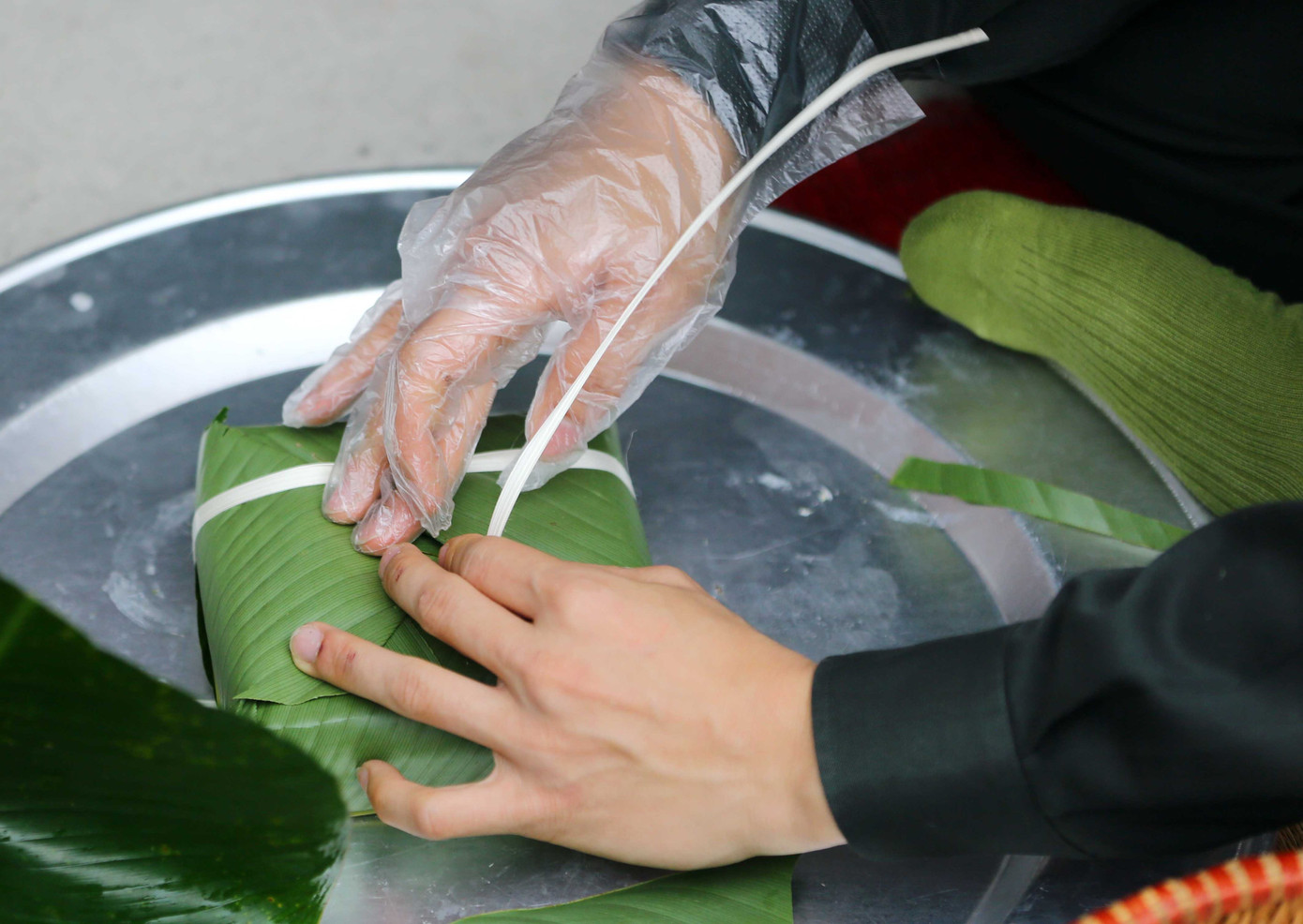 Ban tổ chức chuẩn bị nguyên vật liệu bao gồm: lá dong, dây lạt để buộc, thịt heo ba rọi, gạo nếp, đậu xanh, gia vị…