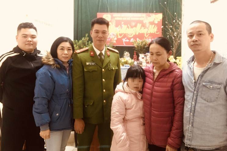 Gia đình đến đón bé gái đi lạc.