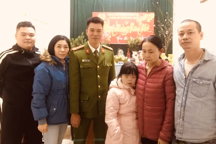 Gia đình đến đón bé gái đi lạc.