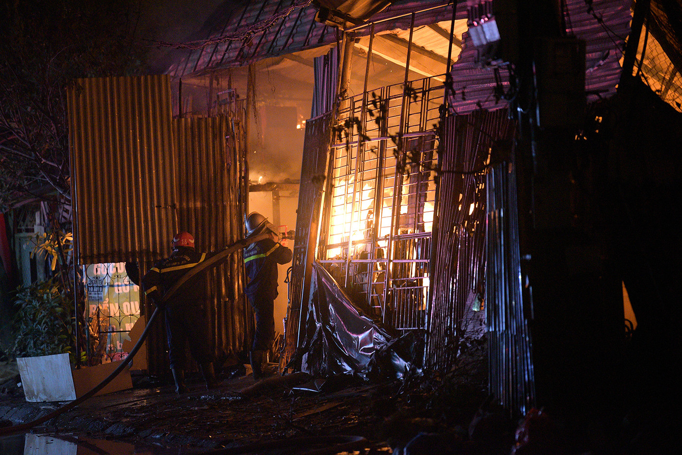 Khu vực cháy rộng hơn 1.000m2. Khu vực cháy rộng hơn 1.000m2.