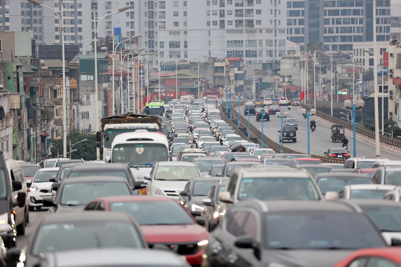 Ô tô ùn dài từ chân cầu Vĩnh Tuy (đường Minh Khai) lên cầu. Ảnh: Như Ý Ô tô ùn dài từ chân cầu Vĩnh Tuy (đường Minh Khai) lên cầu. Ảnh: Như Ý