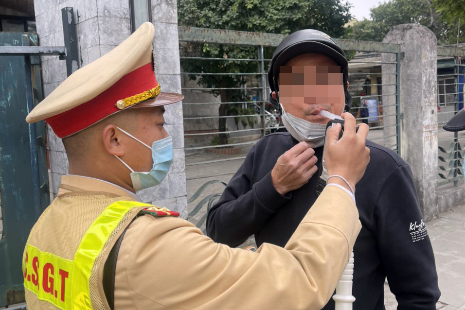 Tổ công tác kiểm tra nồng độ cồn lái xe. Tổ công tác kiểm tra nồng độ cồn lái xe.